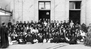 Un grupo de las Madres Pobres, A las Cuales se Repartieron Raciones de comida y...