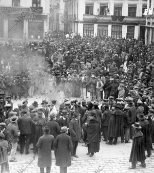 El público en la plaza del Carmen Viendo arder los Muebles del salón regio