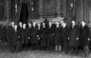 El marqués de Cortina (1), con la comisión asturiana, presidida por el conde de...