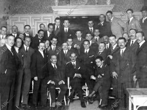 D. Leocadio Martin Ruiz (X) con los Amigos que le Han Obsequiado con un banquete...