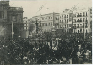 Semana Santa, el Cristo de la Salud a su paso por la plaza de San Francisco