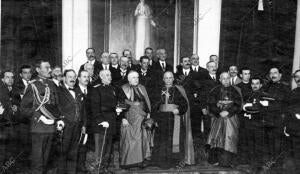 El nuncio de su Santidad, monseñor Ragonesi (X), en la recepción Celebrada en su...