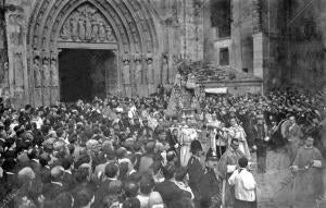 La solemne procesión de la Patrona de Valencia al salir de la basílica...