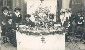 Mesa de la calle de la estación A cargo de las Señoras de Salazar, viuda de...