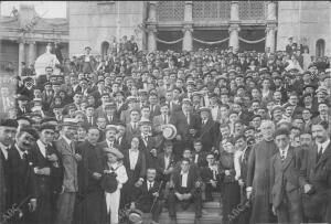 El Sr. Vázquez de Mella (X), con los Concurrentes al banquete en que Pronunció...