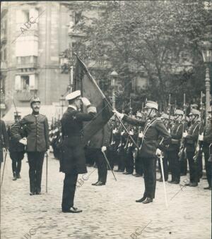 S.M. el Rey (X) Saludando A la bandera del regimiento de Garellano al revistar A...