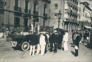 Su majestad y alteza son Despedidos por los Socios del club