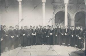 Los Abogados del colegio de Granada antes del banquete con que Fueron...