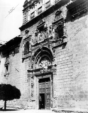 Fachada de la iglesia de santa cruz de la Zarza (Toledo)