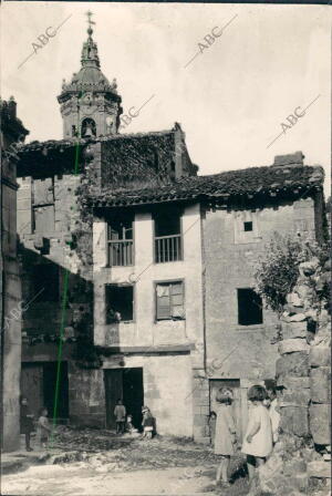 Casas de Fuenterrabía y al Fondo, la torre de la Iglesia