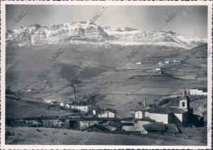 Cegama, al Fondo, el monte Aiztgorri Nevado