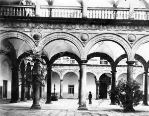 (CA.) Arcada del patio interior del Hospital de Tavera
