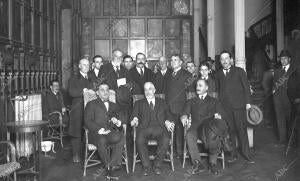 El insigne Dr. Pulido (X), después de su interesante conferencia de ayer acerca...