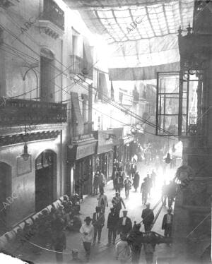 Calle Sierpes de Sevilla. Velas para el calor. Verano de 1920