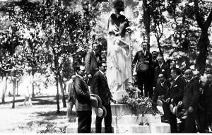 Los Médicos que Terminaron sus Estudios en 1903 Colocando Flores y Coronas en el...