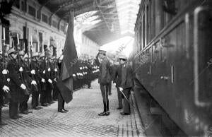 S.M. don Alfonso Xiii Saludando A la bandera al Apearse del tren en la estación