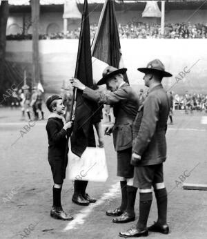 El general Inglés, Sir Roberto Baden Powell (X), Entregando Banderas A Los...