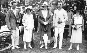 S.M. la Reina doña Victoria (X) en el campo de tenis con los Ganadores de los...