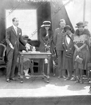 La Reina, en el momento de pronunciar un discurso con motivo de la colocación de...