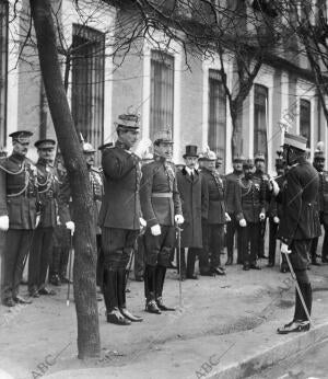 Ss. Mm. los Reyes de Belgica (1) y de España (2), en su visita de ayer al...