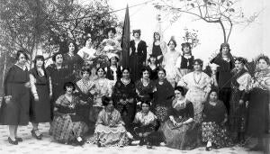 Distinguidas Señoritas, con los Trajes Típicos de las Diferentes Regiones de...