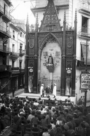 Altar levantado en la plaza del Tros-Alt en donde se Representa Los "Milacres"