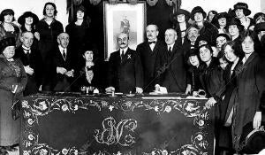 El ministro de instrucción Pública, Sr. Aparicio (X), en la inauguración del...