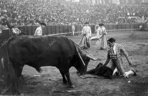 Juan Belmonte arrodillado ante el toro