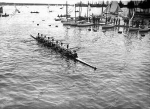 Embarcacion "Outrigger", A ocho Remeros, recientemente Botada al agua