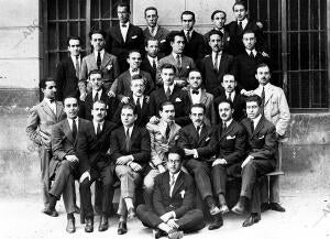 Los Alumnos de la escuela de arquitectura que Han Terminado sus Estudios estos...