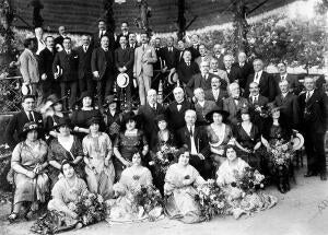 El embajador Frances, M. Jules de France (1), y su Esposa (2), después del...