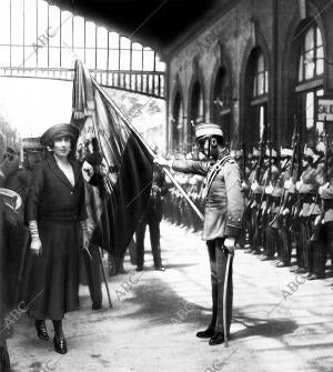 Su majestad la Reina Pasando Revista, en la estación del Ferrocarril, A la...