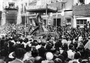 El pueblo Pidiendo A la Virgen de los Reyes por los Soldados de Melilla