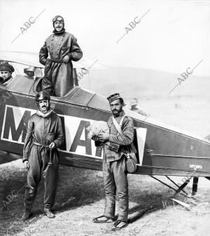 La Aviacion militar el Capitan de Ingenieros Sr. Manzaneque (1), piloto y el de...