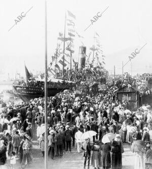 Despedida Entusiastade los Muelles y de la bahía al zarpar el Vapor "Guillen...