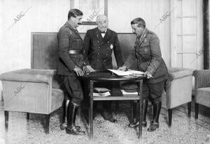 El Sr. la Cierva (1) con los Generales Berenguer (2) y Cavalcanti (3), durante...