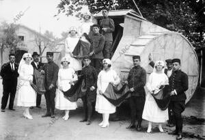 Distinguidas Señoritas Que, Acompañadas por Soldados del regimiento de Tetuán,...