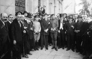 En la terraza del ayuntamiento Justiniano Martín (X), el héroe de Sebt, con las...