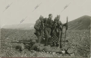 La cantinera del Tercio de Voluntarios ayudando a retirar legionarios heridos de...