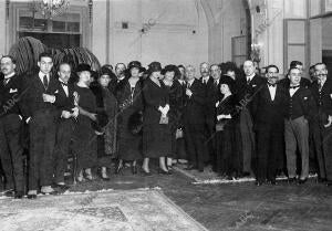 Los Ilustres Artistas María Guerrero (1) y Fernando Díaz de Mendoza (2), en la...