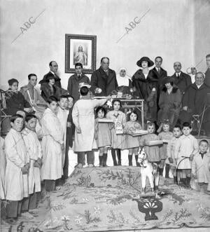 El presidente de la asociación matritense de Caridad, Sr. García Molinas (X),...