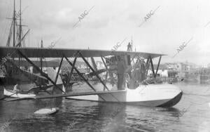 Llegada al puerto de palma de Mallorca del hidroavión que Hizo el primer viaje...