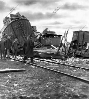 Restos de la máquina de Maniobras y los 23 Vagones que se Precipitaron sobre...