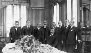 En el restaurant Tournie, el alcalde, conde del Valle de Suchil (sentado), con...