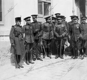 El príncipe de Asturias (1), con el general Saro (2) y el nuevo coronel del...