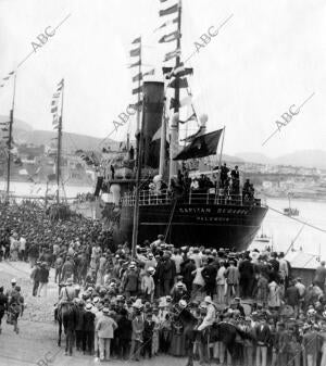 Llegada al puerto del Vapor "capitán Segarra", que Llevó de Melilla Tropas de...