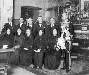 El Marqués de la mina con los Criados A Quienes se Han Otorgado este año los...