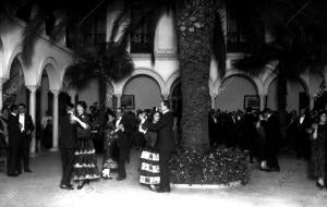 S.A. la Infanta Doña Luisa (x) bailando con el Gobernador Civil en la fiesta...