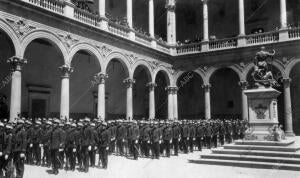 Los Alumnos de la nueva promoción Formados para jurar la bandera en el patio del...