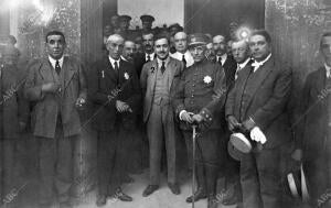 El presidente del Ayuntamiento, D. Miguel Muñoz (1), con los Concurrentes A la...